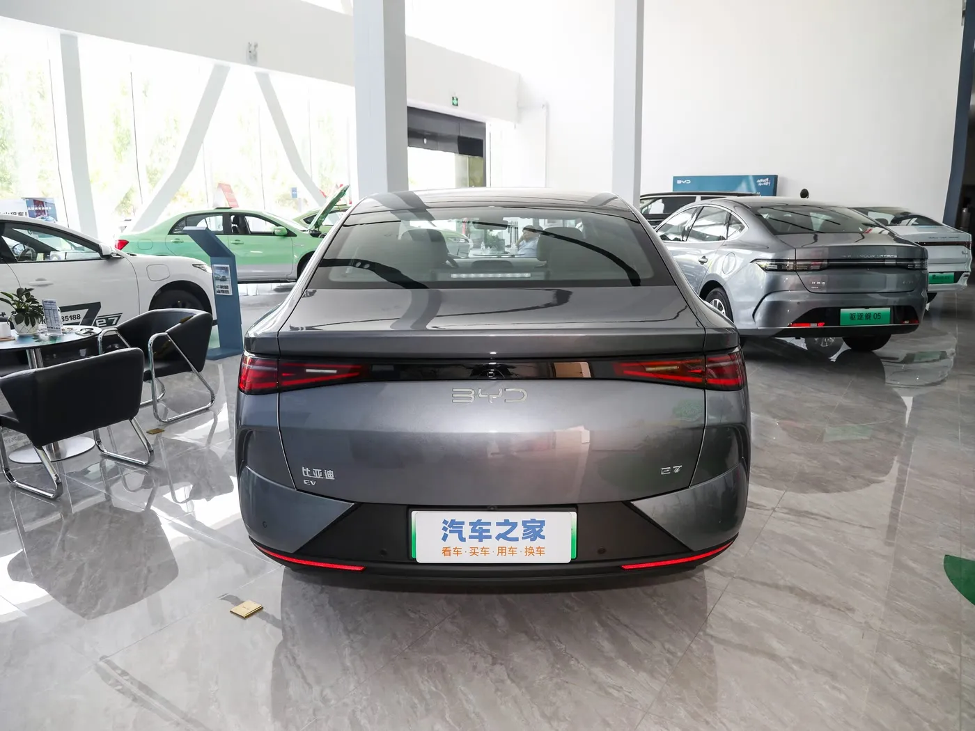 דגם חדש BYD E7 EV רכב 150 קמ"ש מהירות מרבית 136HP 180Nm מומנט 5 מושבים רכב חשמלי