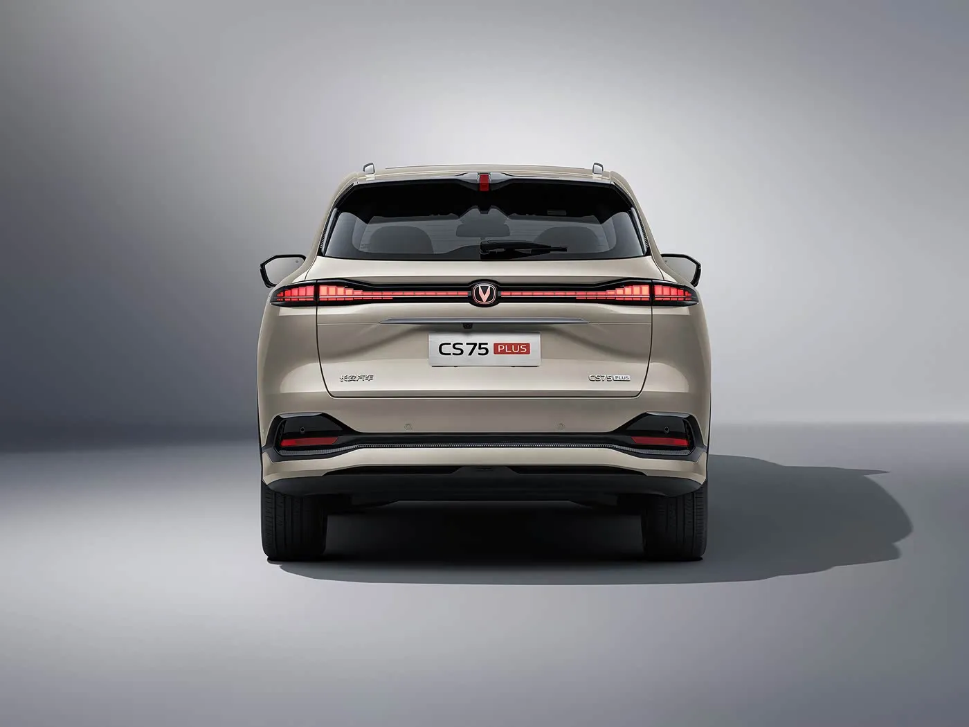 Changan CS75 PLUS 1.5T/2.0T רכב שטח קומפקטי עם L2.5 Assist, מסך מגע 15.6 אינץ' ובסיס גלגלים ארוך