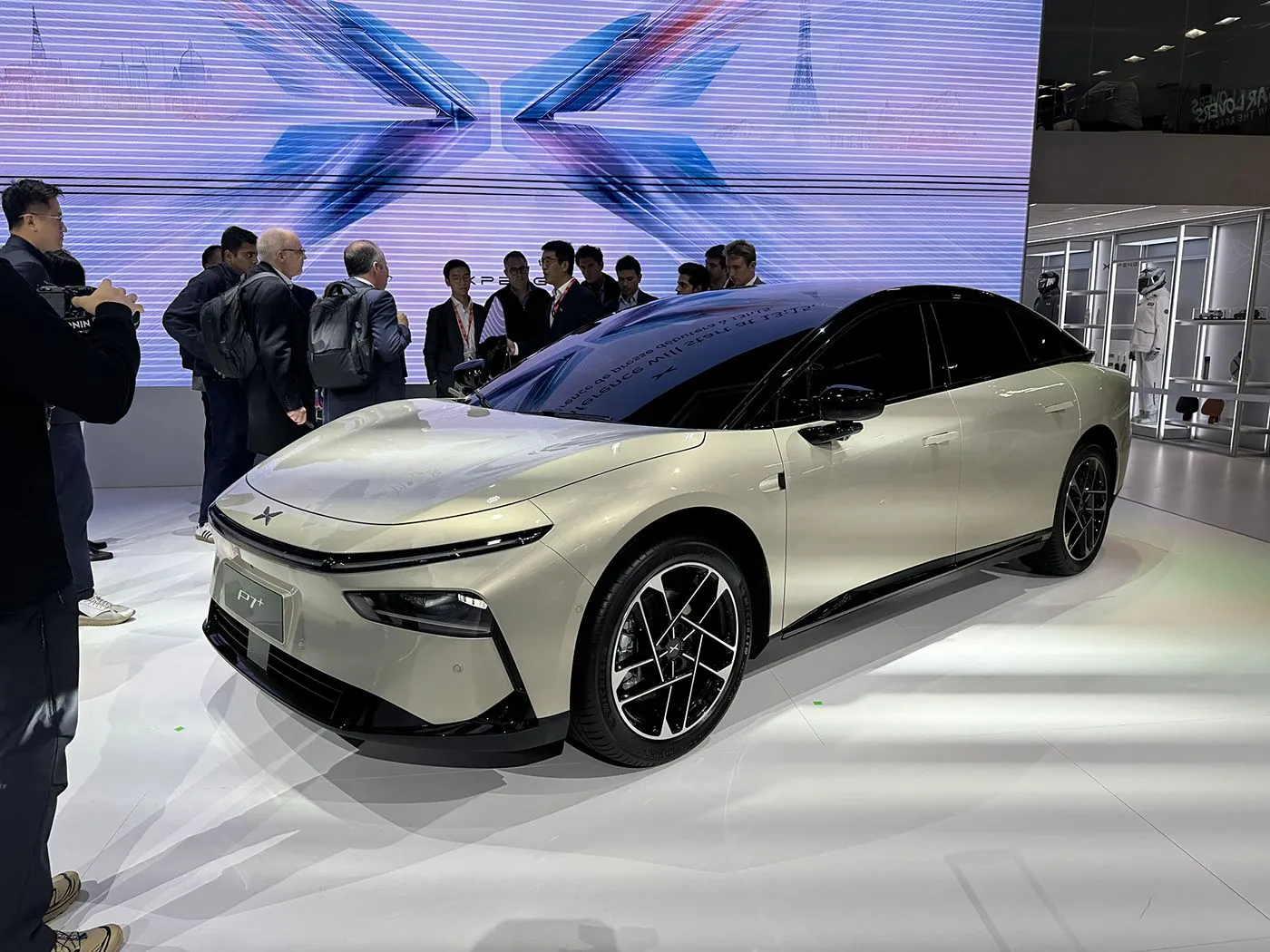מהדורה מוגבלת EV XPENG P7+ 5 מושבים Pure Electric Hatchback עיצוב חדש הגה שמאלי 685 ק"מ מהירות מקסימלית רכב אנרגיה חדש