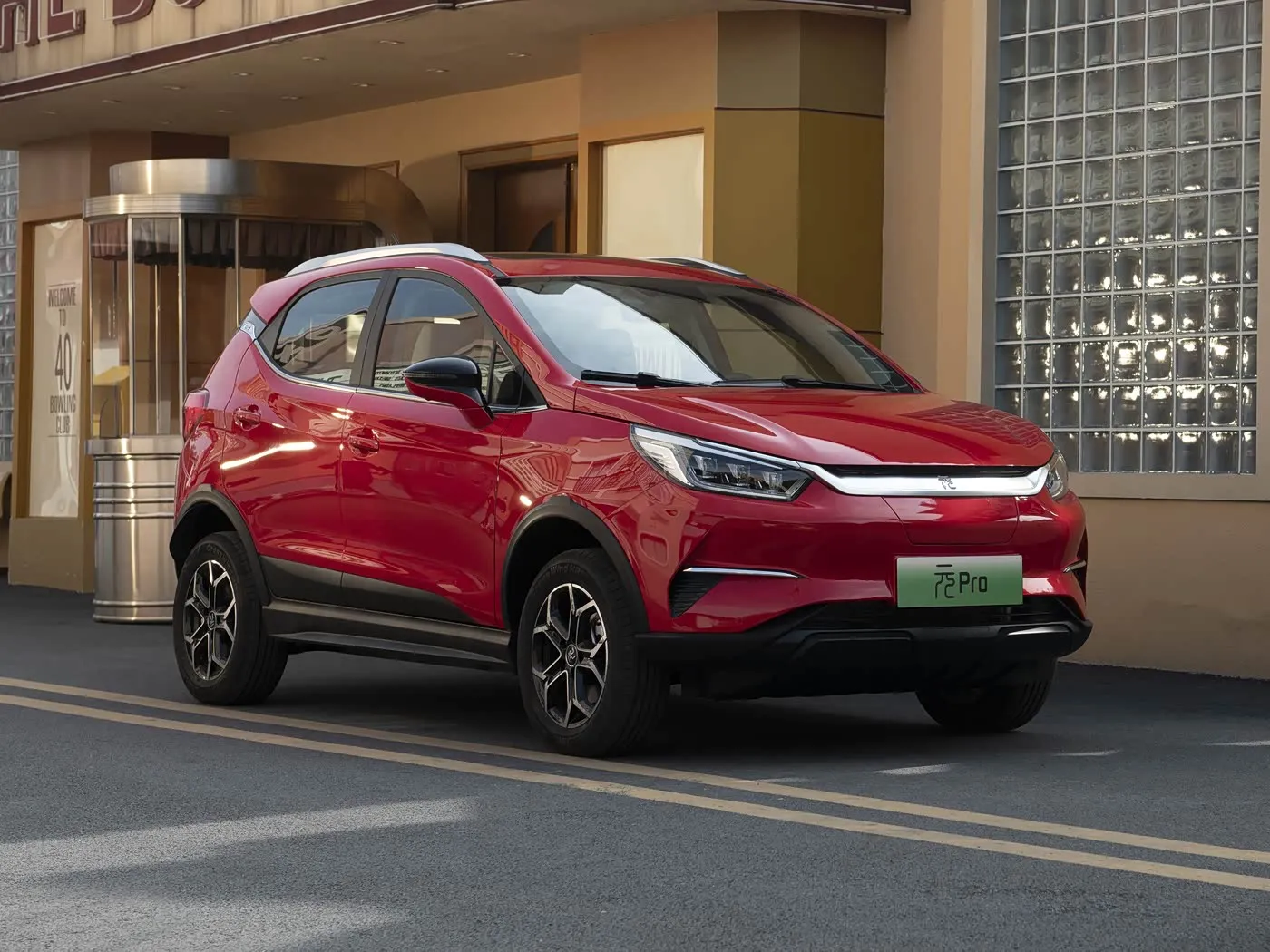 BYD Yuan Pro SUV חשמלי יוקרתי טווח 320 ק"מ תכונות מתקדמות לנהיגה עירונית ברכב אנרגיה חדש