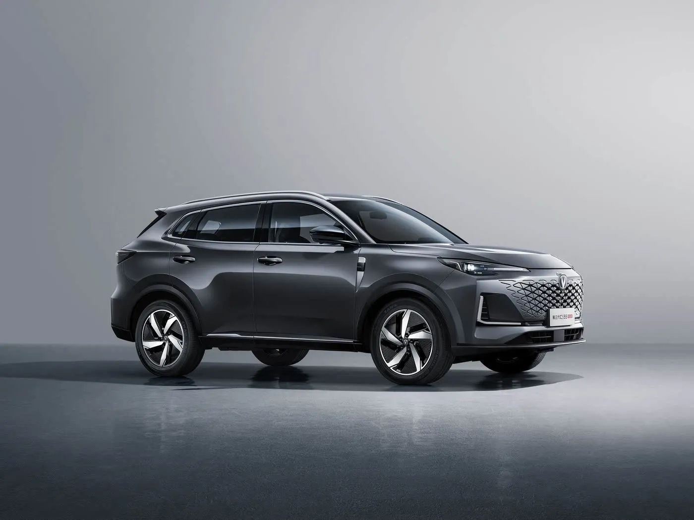 Changan CS55 PLUS רכב שטח קומפקטי 190 קמ"ש מהירות מרבית, מצלמה 360°, דו-אזורי AC ו-JBL Audio Premium Trims