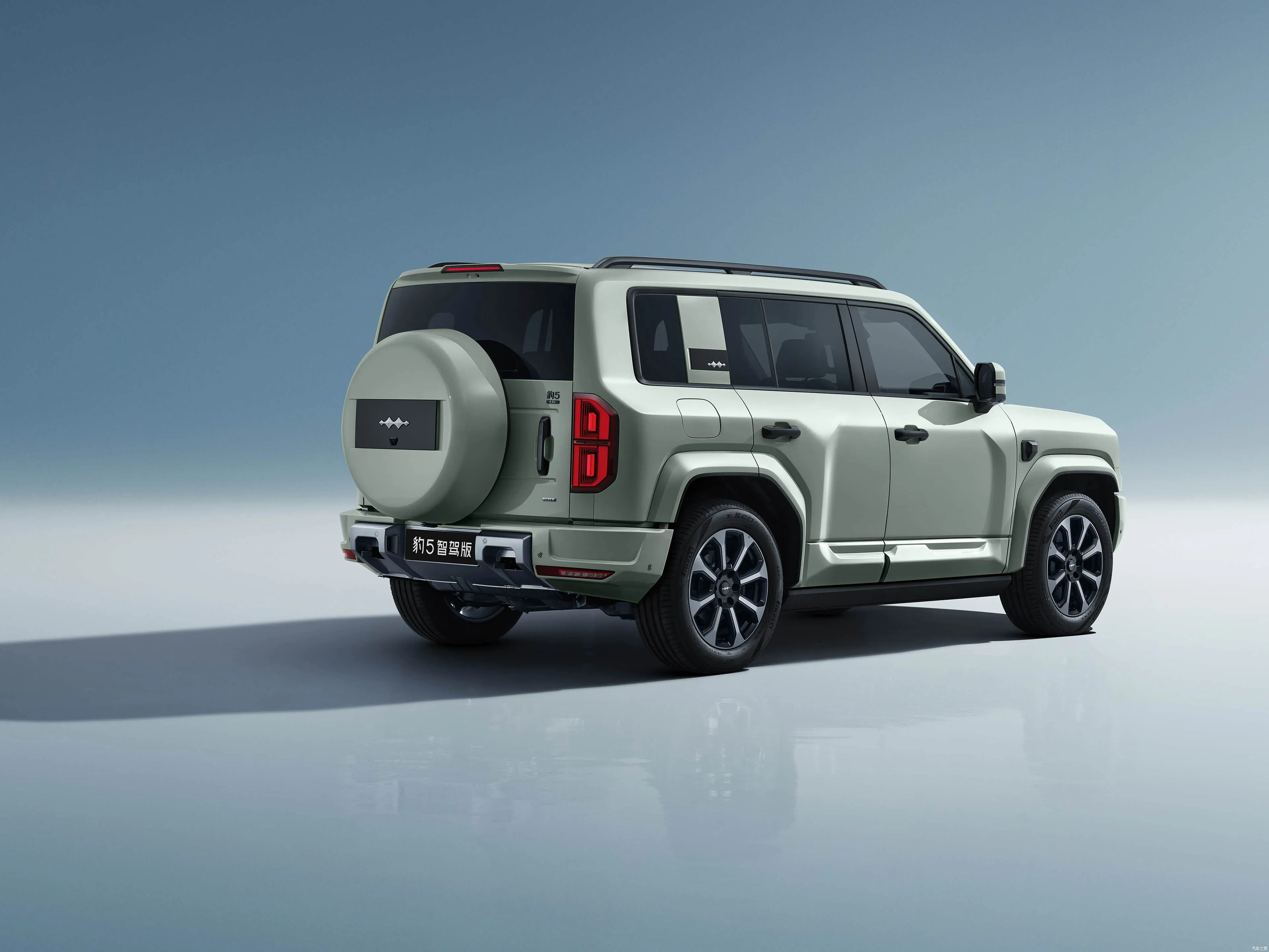 פרימיום BYD Leopard 5 Hybrid PHEV שטח כביש שטח עם מסך 15.6 אינץ' 4x4 הנעה 4WD 83L מיכל דלק