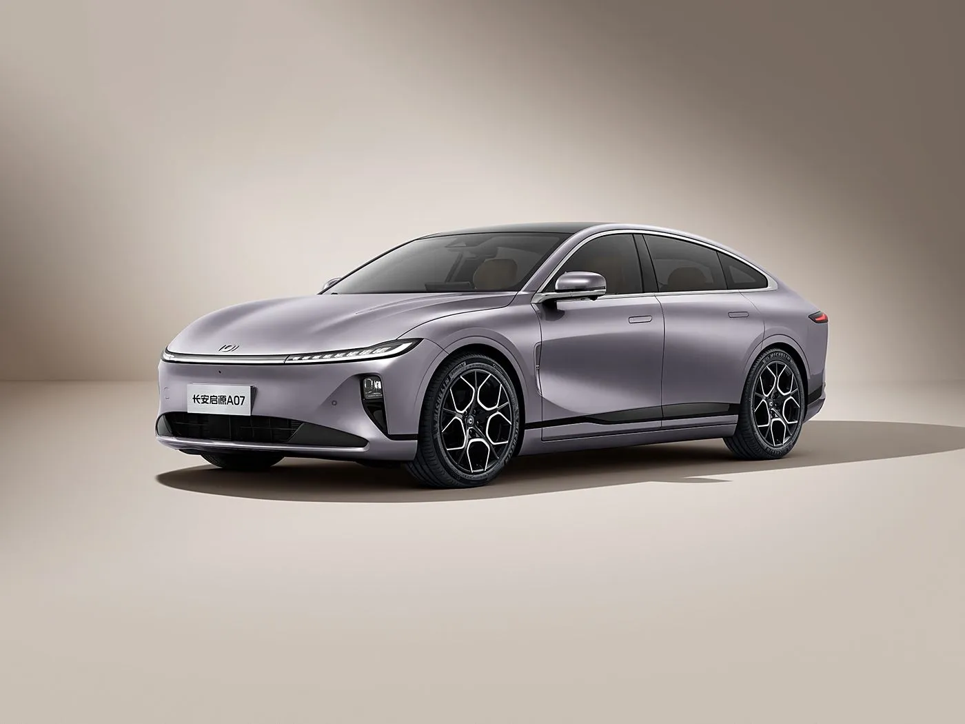 Changan Qiyuan A07 Hybrid EV Sedan רכב אנרגיה חדש מסין טווח 1200 ק"מ תיבת הילוכים אוטומטית 5 מושבים 175 קמ"ש מהירות R19 גודל צמיגים