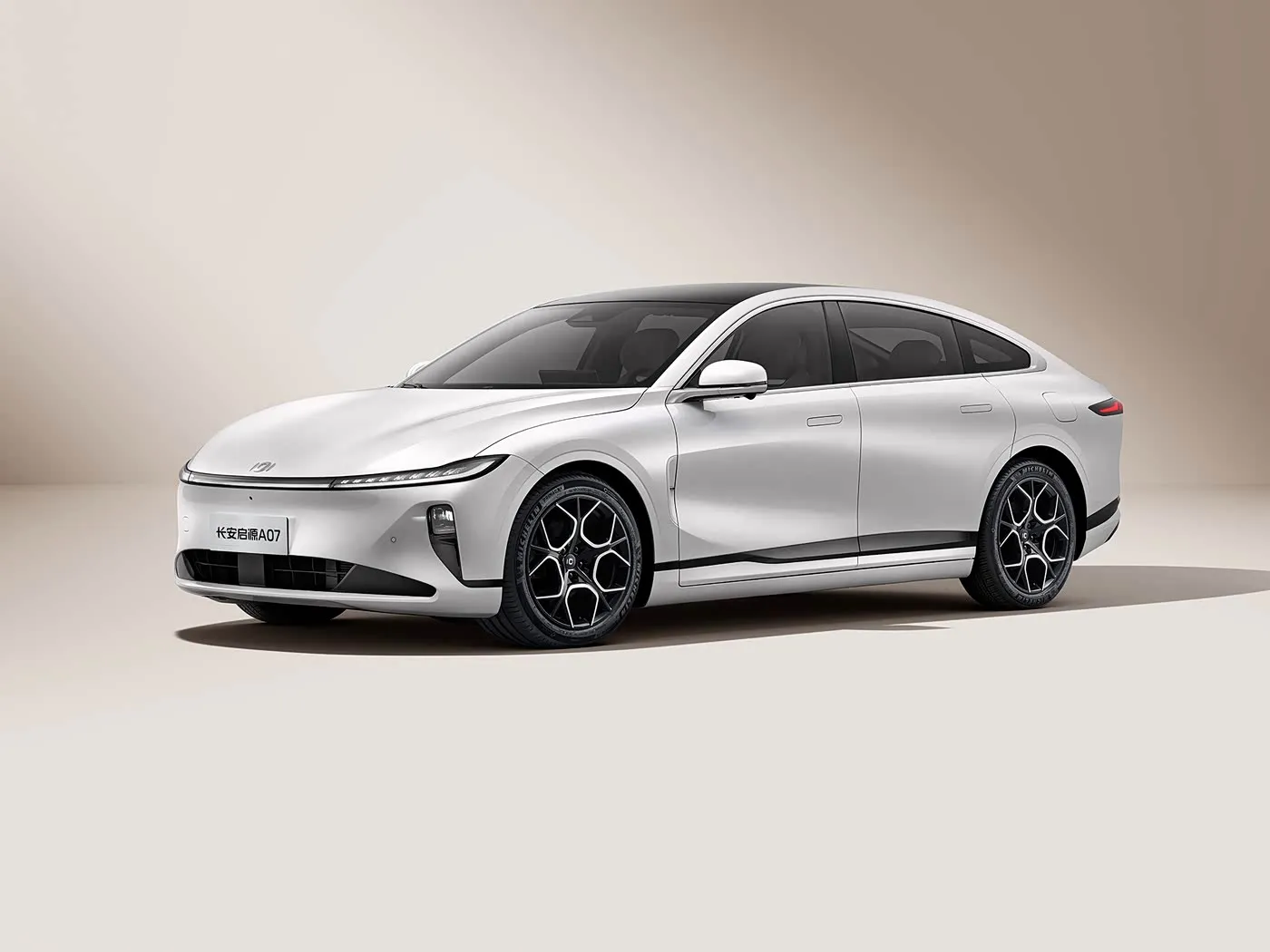 Changan Qiyuan A07 Hybrid EV Sedan רכב אנרגיה חדש מסין טווח 1200 ק"מ תיבת הילוכים אוטומטית 5 מושבים 175 קמ"ש מהירות R19 גודל צמיגים