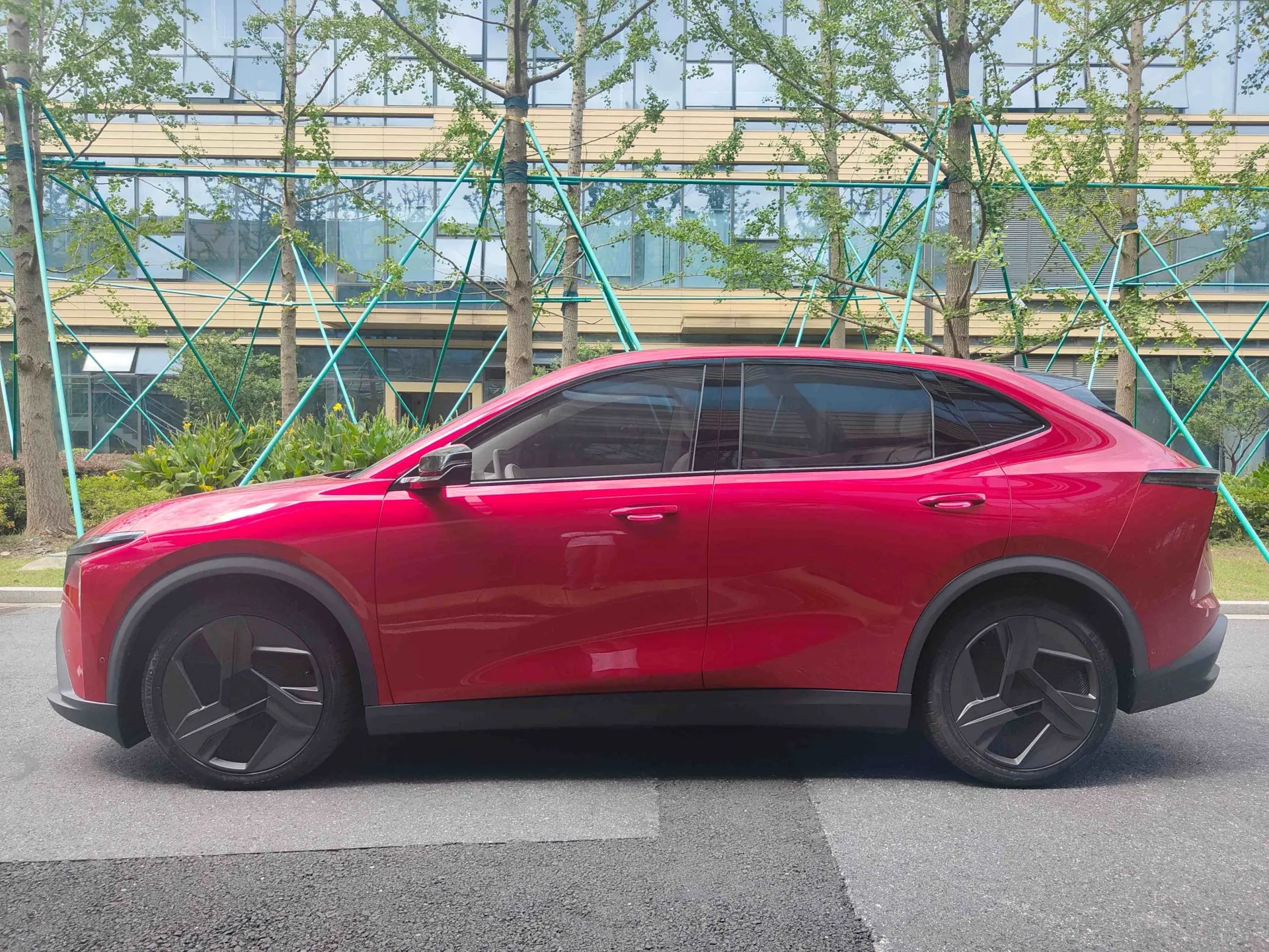 LEV01 רכב שטח עם הנעה ימנית NEW ENERGY VEHICLE EV בסיס גלגלים לטווח ארוך 5 מושבים