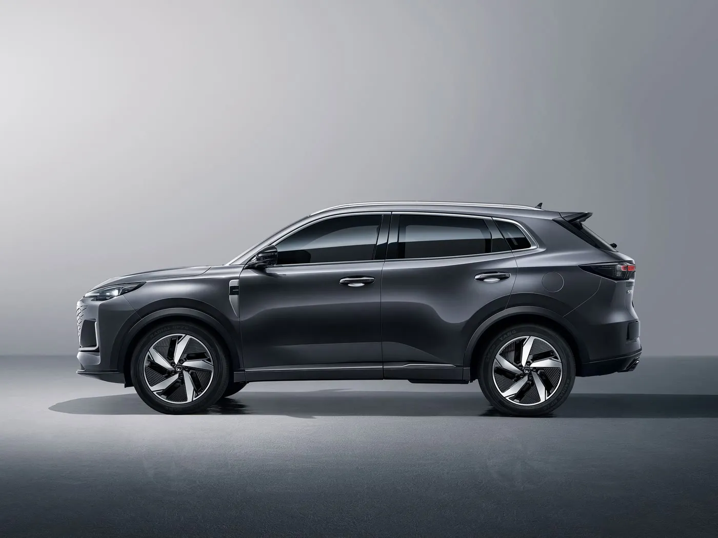 Changan CS55 PLUS רכב שטח קומפקטי 190 קמ"ש מהירות מרבית, מצלמה 360°, דו-אזורי AC ו-JBL Audio Premium Trims