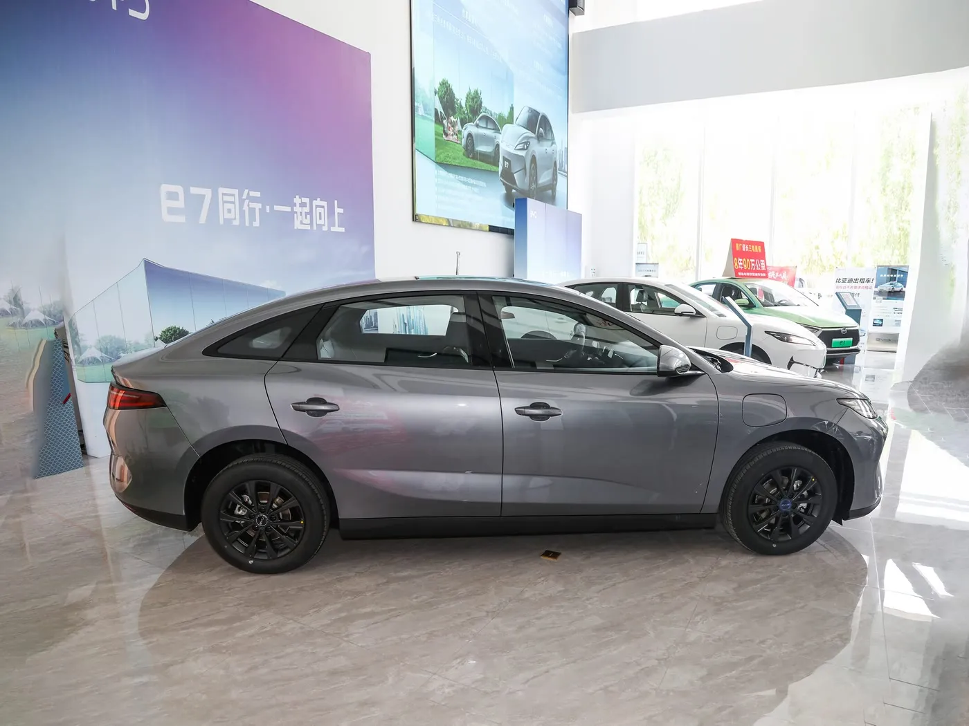 דגם חדש BYD E7 EV רכב 150 קמ"ש מהירות מרבית 136HP 180Nm מומנט 5 מושבים רכב חשמלי