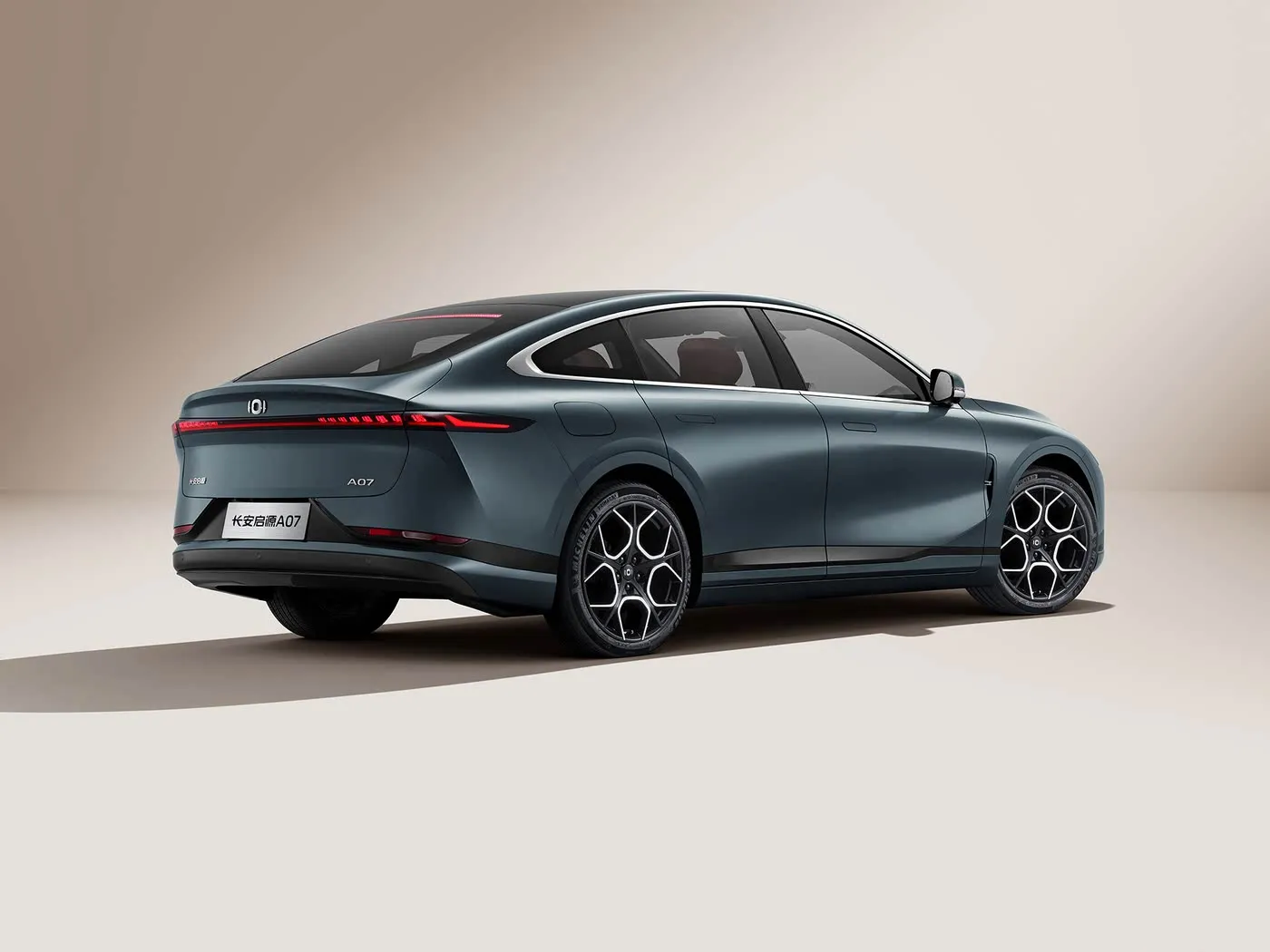 Changan Qiyuan A07 Hybrid EV Sedan רכב אנרגיה חדש מסין טווח 1200 ק"מ תיבת הילוכים אוטומטית 5 מושבים 175 קמ"ש מהירות R19 גודל צמיגים