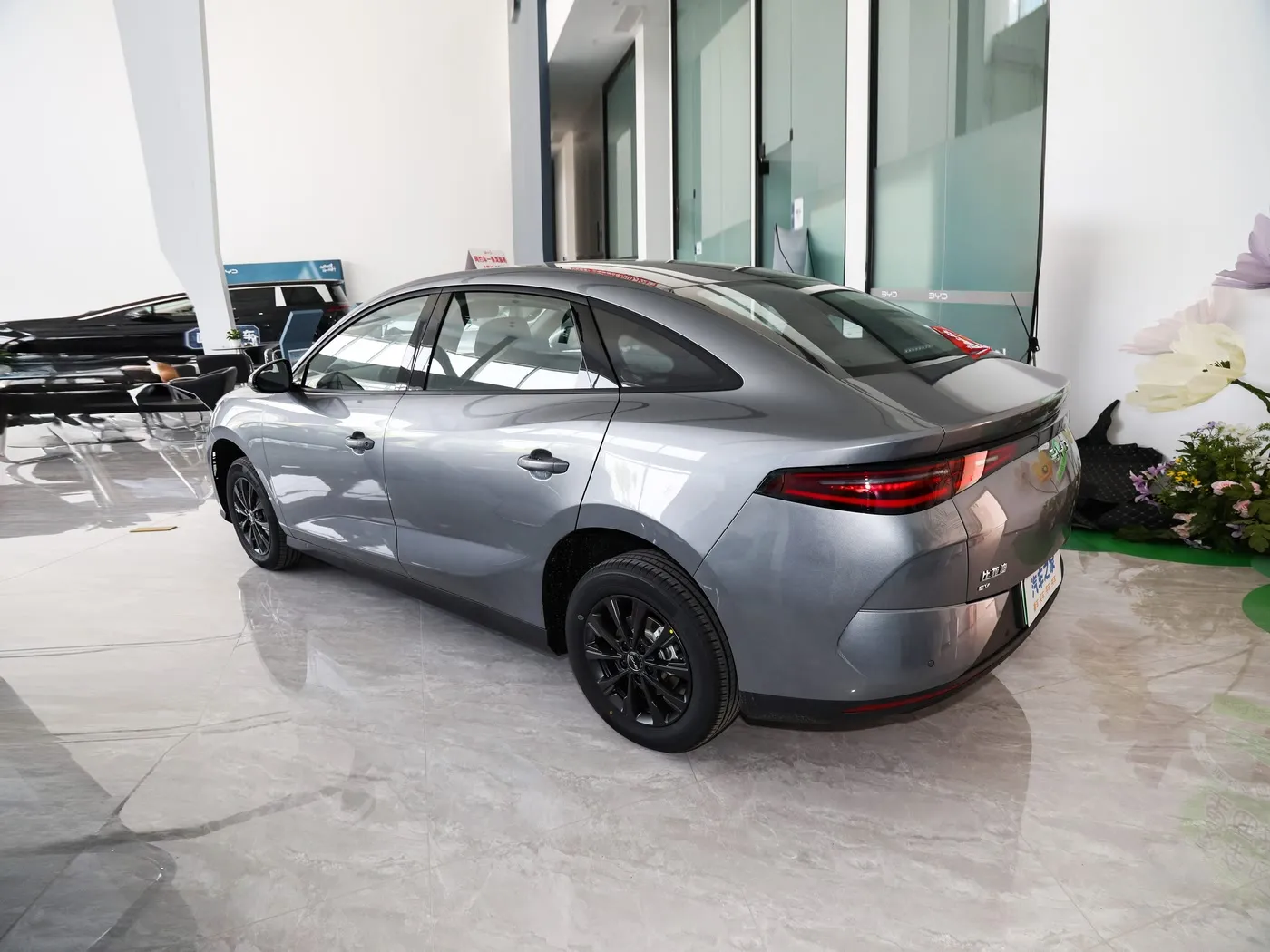 דגם חדש BYD E7 EV רכב 150 קמ"ש מהירות מרבית 136HP 180Nm מומנט 5 מושבים רכב חשמלי