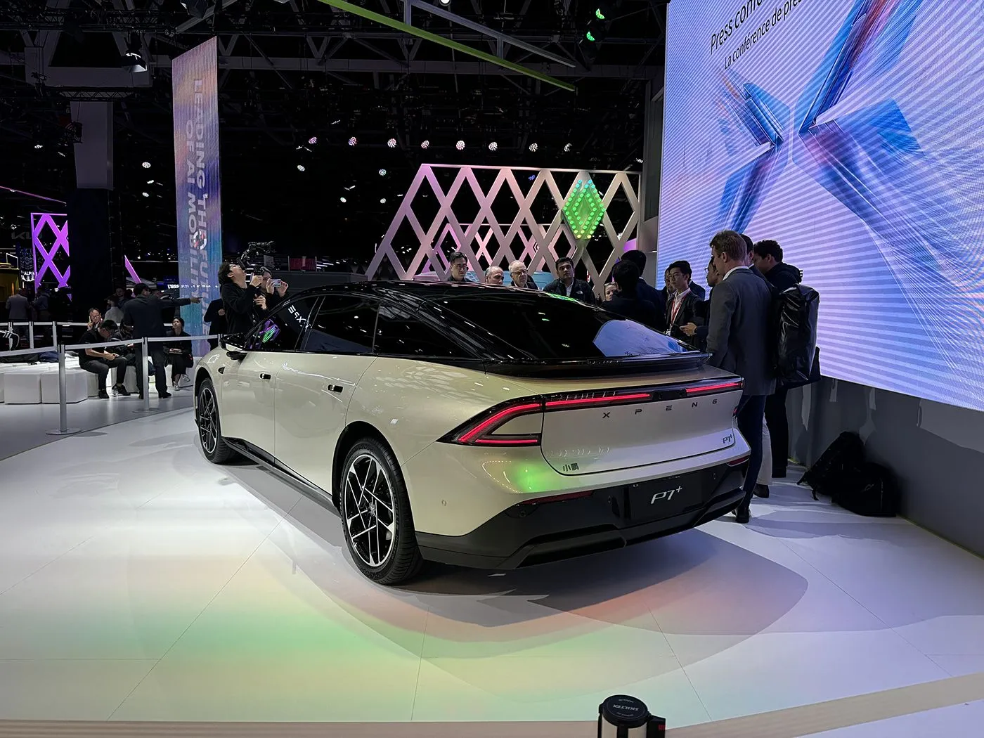 מהדורה מוגבלת EV XPENG P7+ 5 מושבים Pure Electric Hatchback עיצוב חדש הגה שמאלי 685 ק"מ מהירות מקסימלית רכב אנרגיה חדש