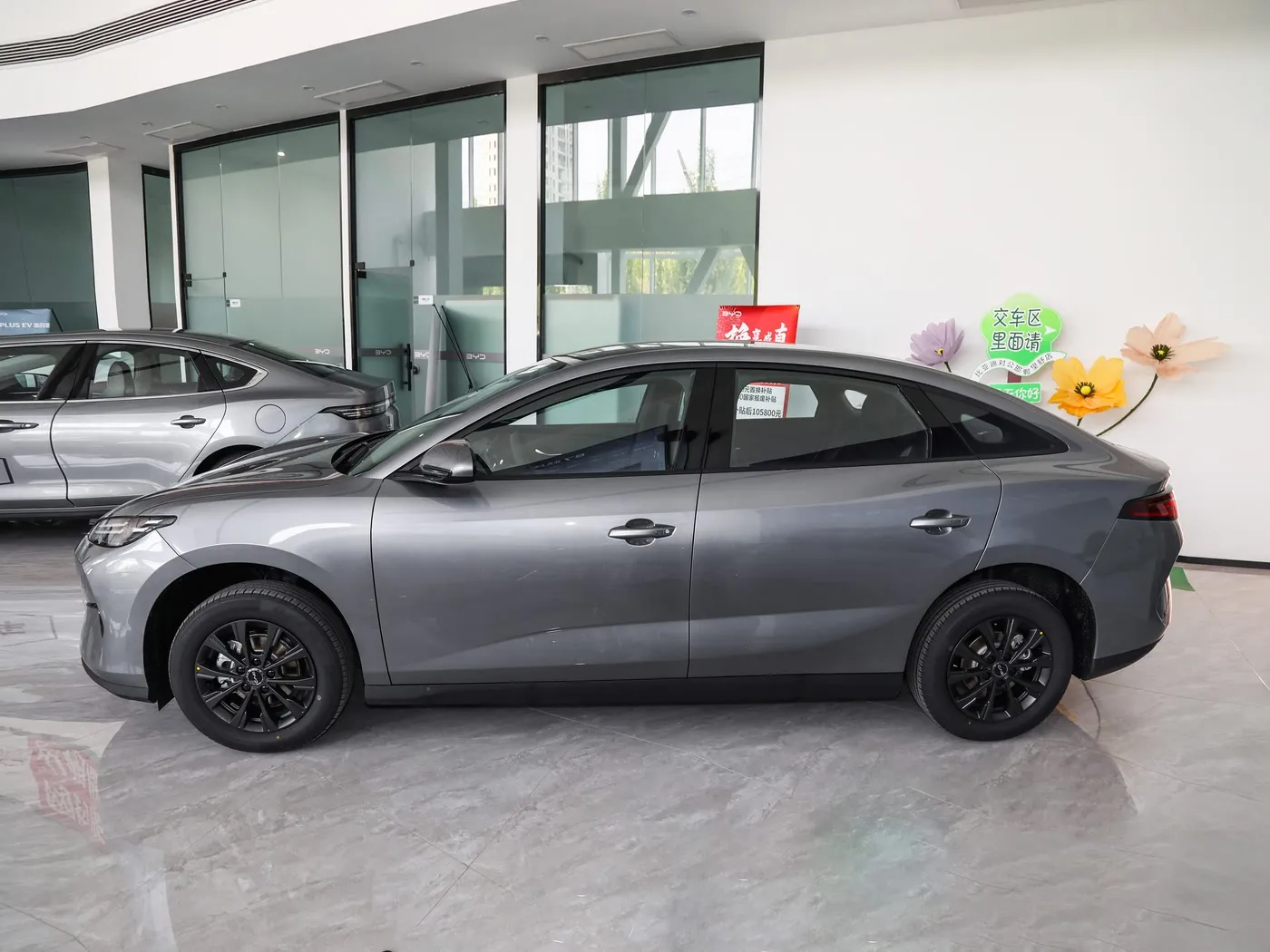דגם חדש BYD E7 EV רכב 150 קמ"ש מהירות מרבית 136HP 180Nm מומנט 5 מושבים רכב חשמלי