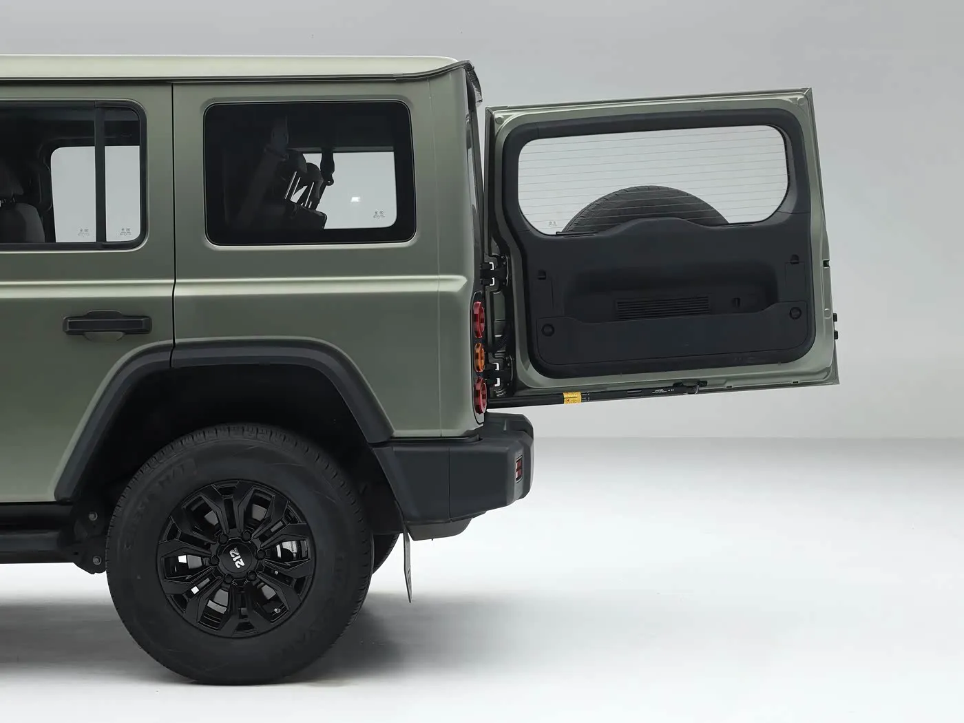 2025 BAIC 212 T01 SUV קומפקטי 4WD קשוח בנזין/דיזל 8AT & עור פנים הגה מחומם עור בסיס גלגלים ארוך