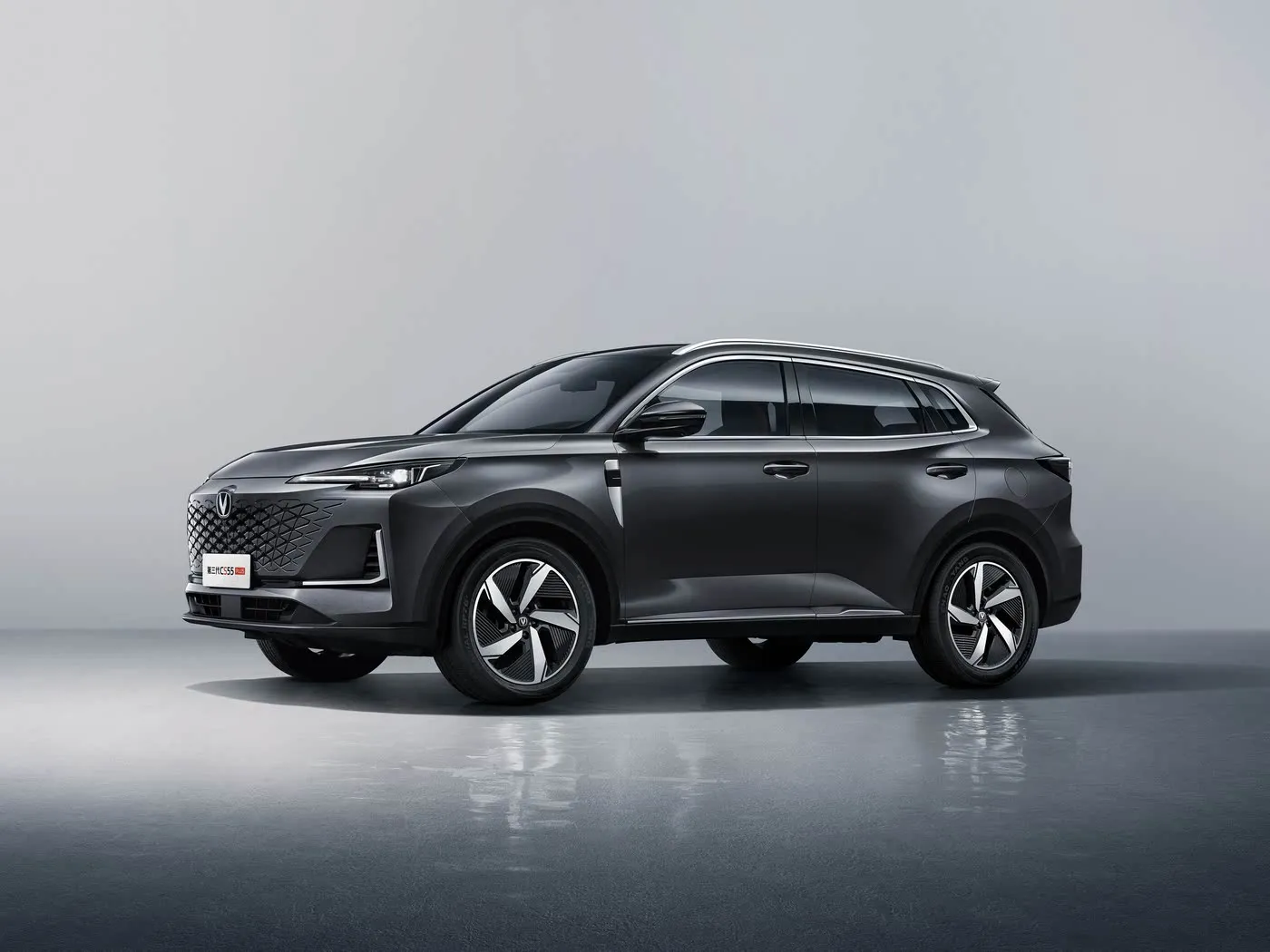 Changan CS55 PLUS רכב שטח קומפקטי 190 קמ"ש מהירות מרבית, מצלמה 360°, דו-אזורי AC ו-JBL Audio Premium Trims
