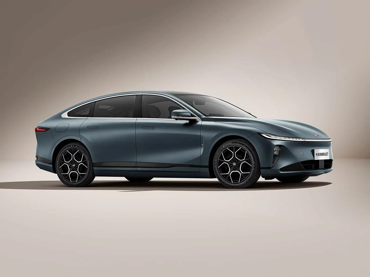 Changan Qiyuan A07 Hybrid EV Sedan רכב אנרגיה חדש מסין טווח 1200 ק"מ תיבת הילוכים אוטומטית 5 מושבים 175 קמ"ש מהירות R19 גודל צמיגים